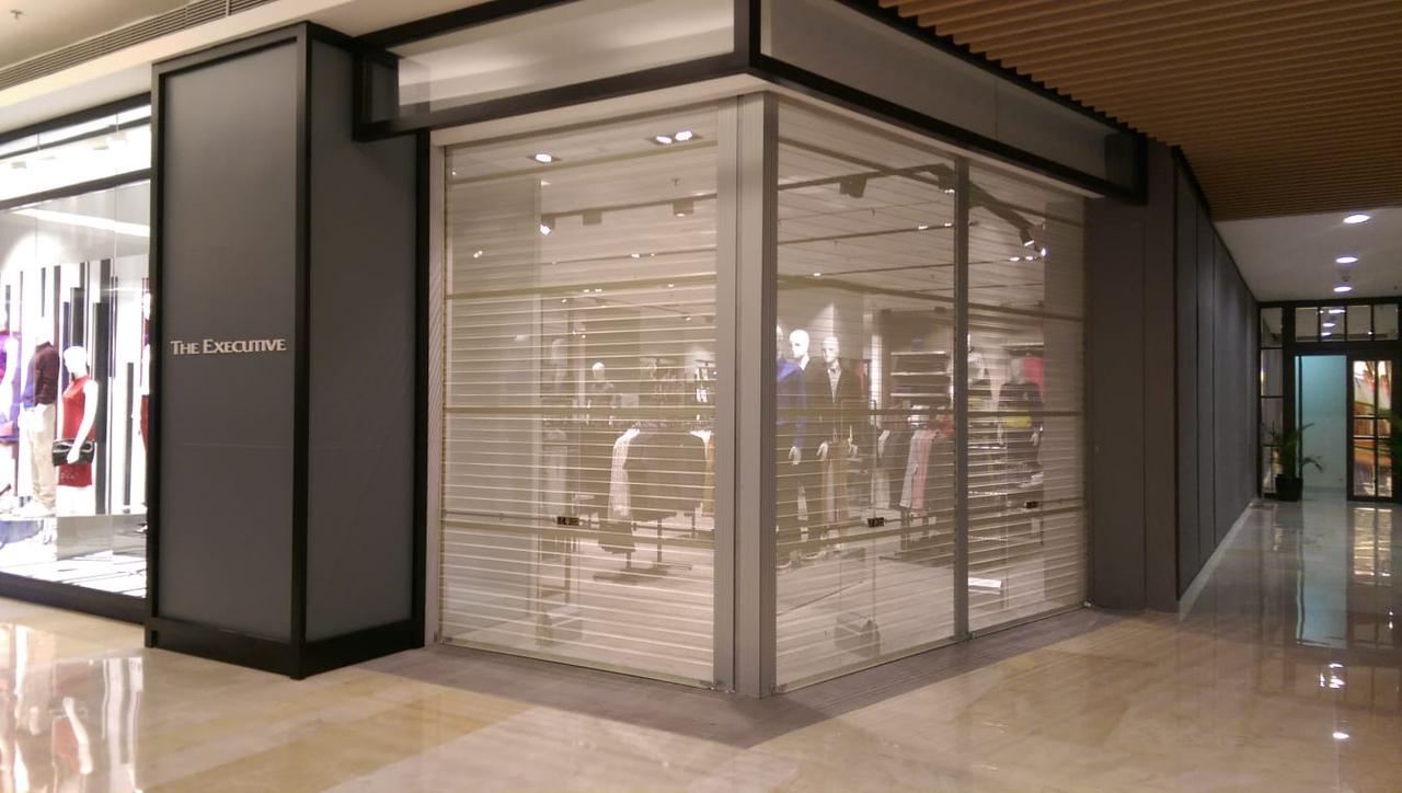 Rolling Door One Sheet terpasang di gudang